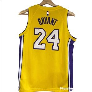 lightweight and machine washable, Material: 100% Polyester